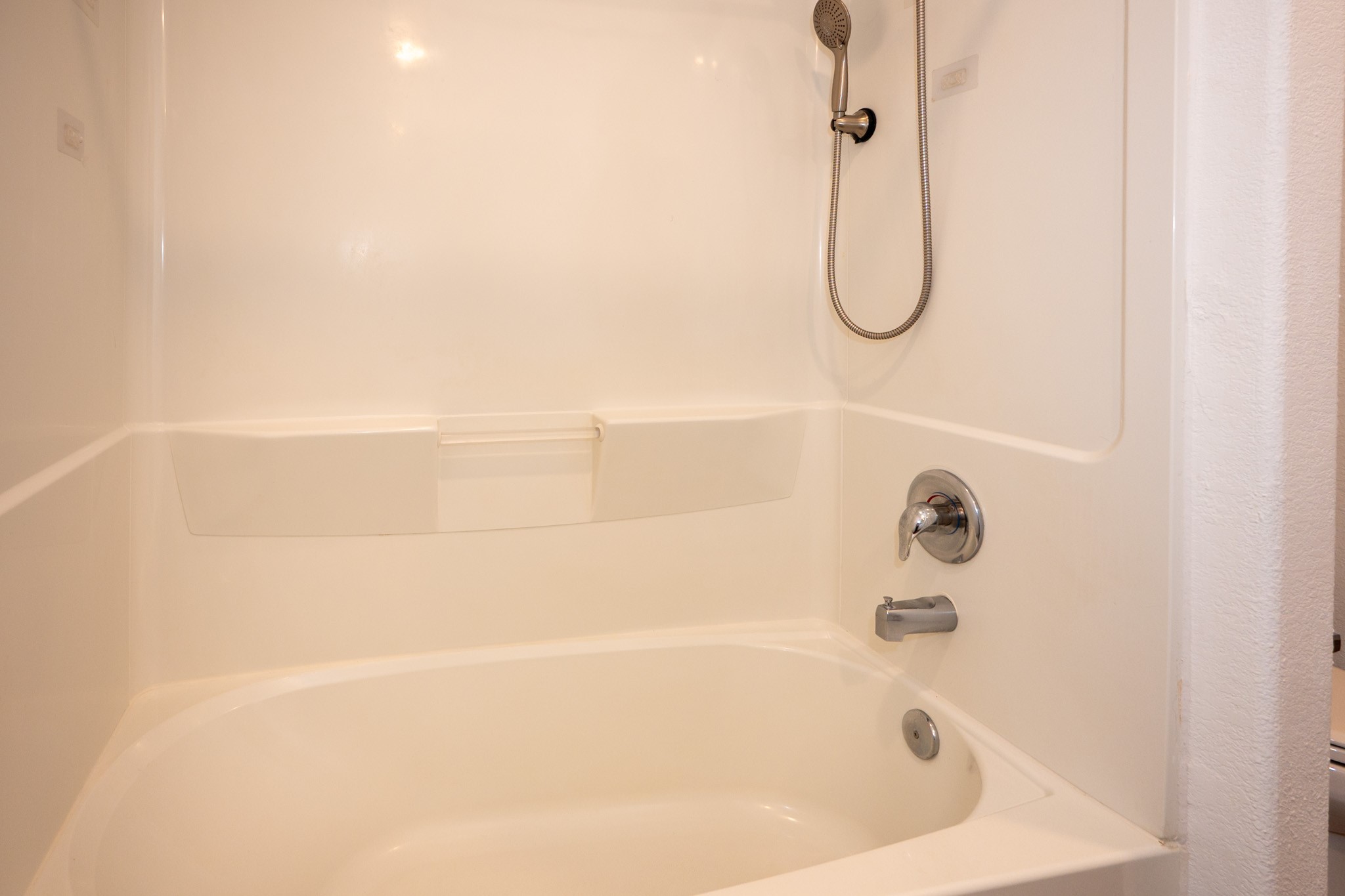 5403 Rosser Ruby Way Brookshire, TX 77423 - Photo 17 of 39 a bathroom with a bath tub