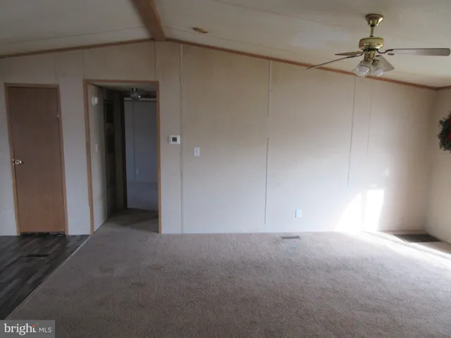 a view of empty room with a ceiling fan