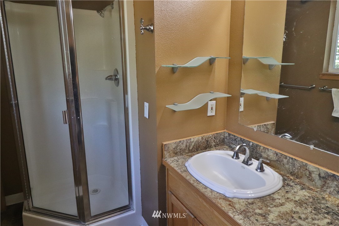 51 Quail Run Road Stevenson, WA 98648 - Photo 14 of 31 a bathroom with a sink and a mirror