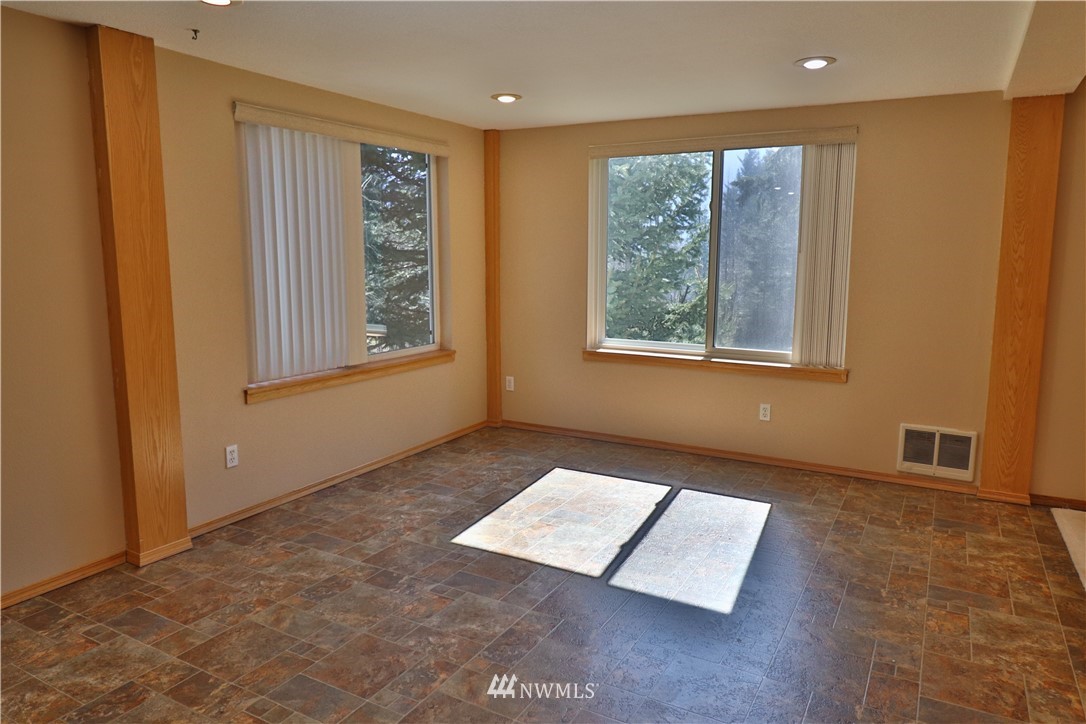51 Quail Run Road Stevenson, WA 98648 - Photo 4 of 31 an empty room with windows