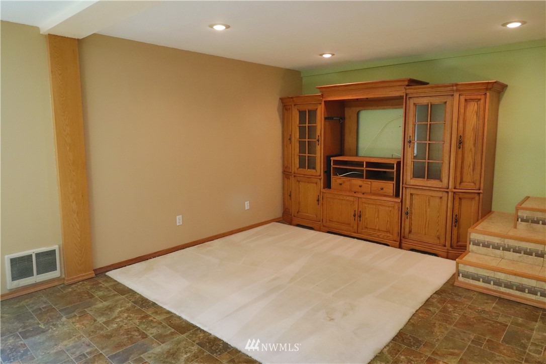 51 Quail Run Road Stevenson, WA 98648 - Photo 8 of 31 a view of a livingroom with a furniture