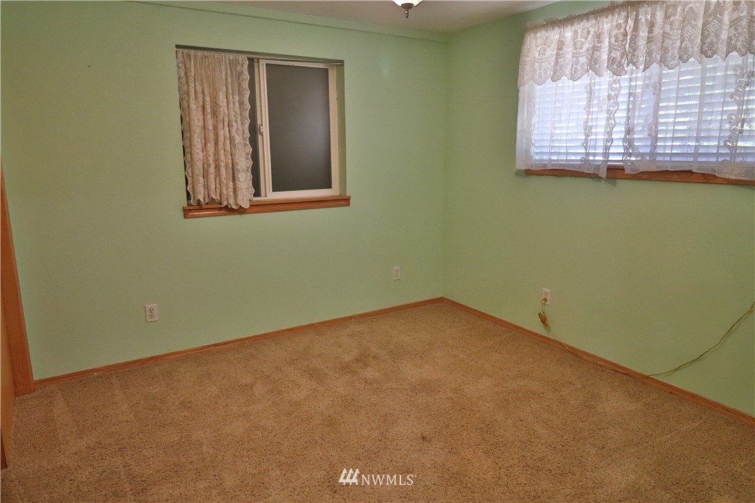 51 Quail Run Road Stevenson, WA 98648 - Photo 10 of 31 an empty room with a window