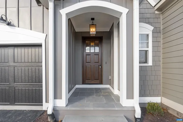 a view of entryway front of a house