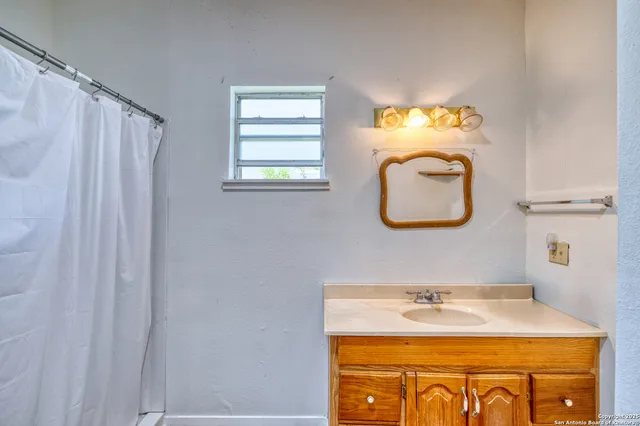 $155,000 | 137 West Garden Street, Uvalde, TX 78801