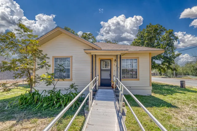 $155,000 | 137 West Garden Street, Uvalde, TX 78801