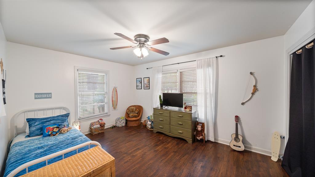 518 West Kansas Street Van, TX 75790 - Photo 19 of 24 a living room with furniture and a flat screen tv