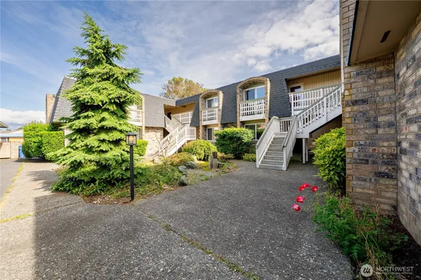 $290,000 | 1199 Southeast 9th Avenue, Unit 204, Oak Harbor, WA 98277