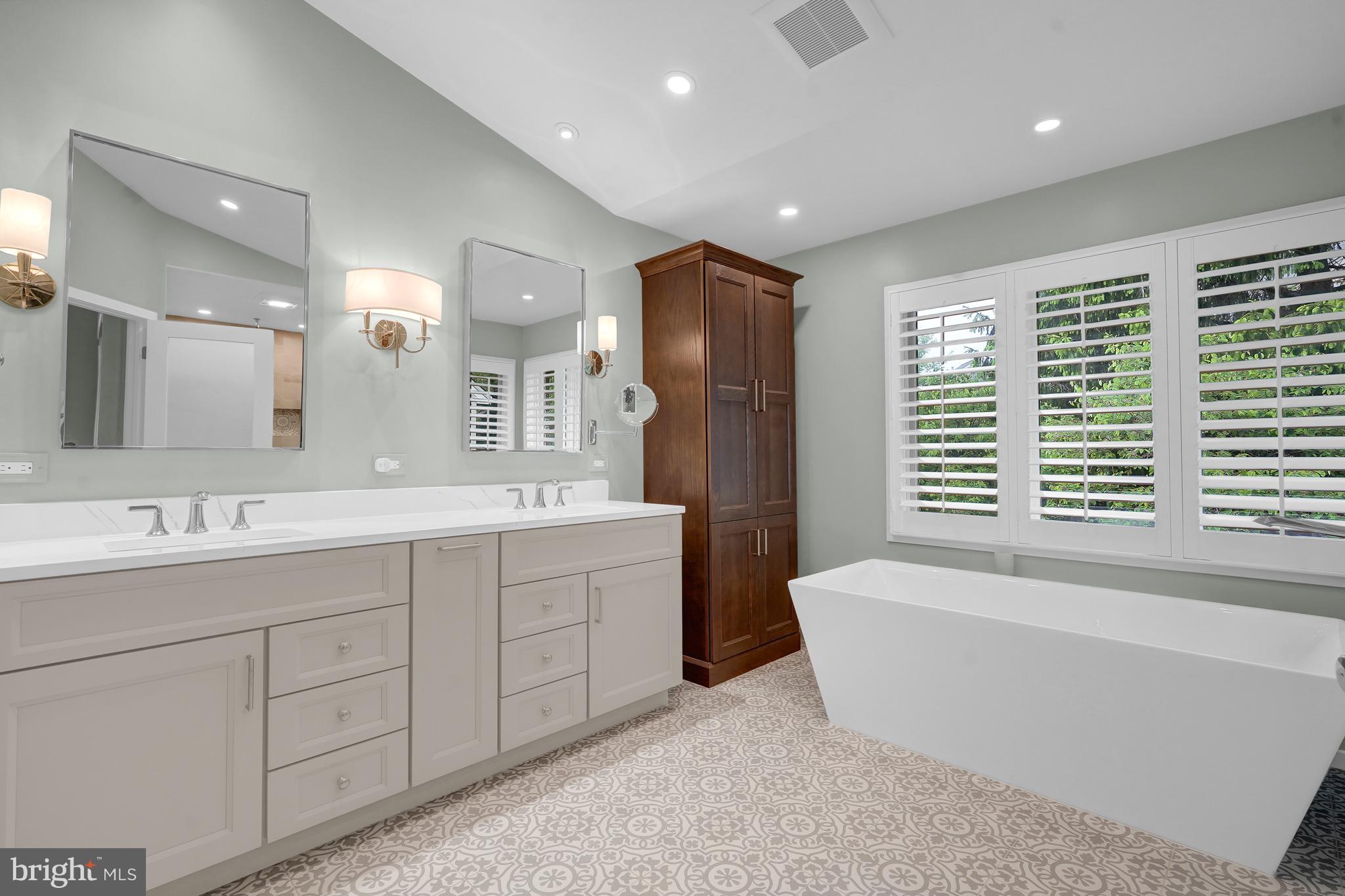 11538 Hemingway Drive Reston, VA 20194 - Photo 15 of 46 Primary Bathroom w/Soaking Tub, Dual Sinks