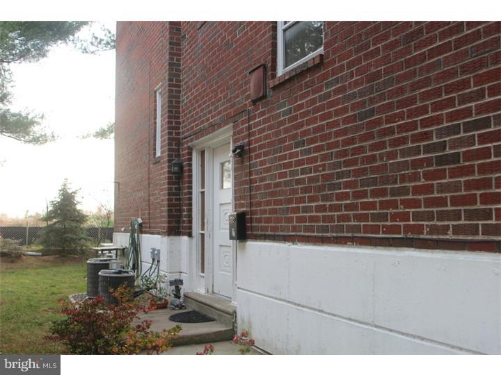 10613 Lockart Road Philadelphia, PA 19116 - Photo 3 of 16 Exterior Side