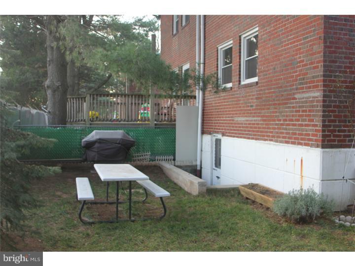 10613 Lockart Road Philadelphia, PA 19116 - Photo 4 of 16 Exterior Back