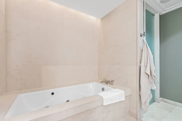 $1,750,000 | 159 East Walton Place, Unit 5C, Chicago, IL 60611