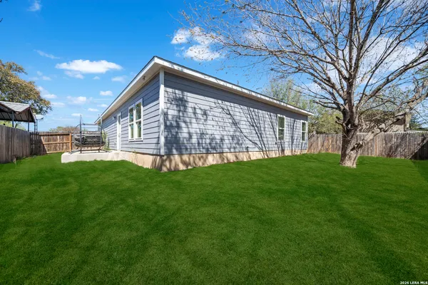 a view of a house with backyard and garden