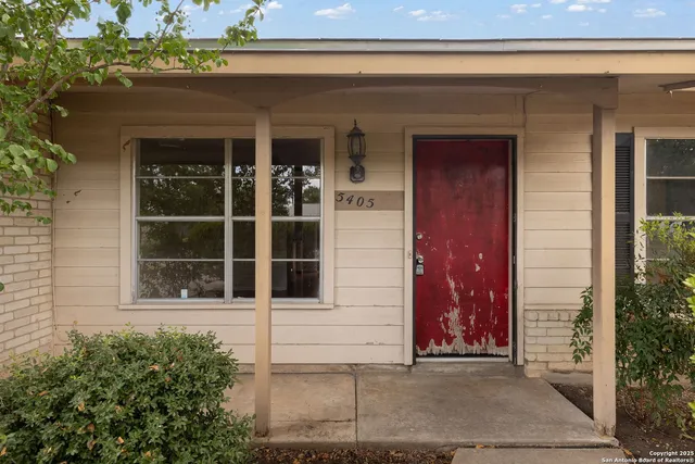 a view of entrance gate of the house