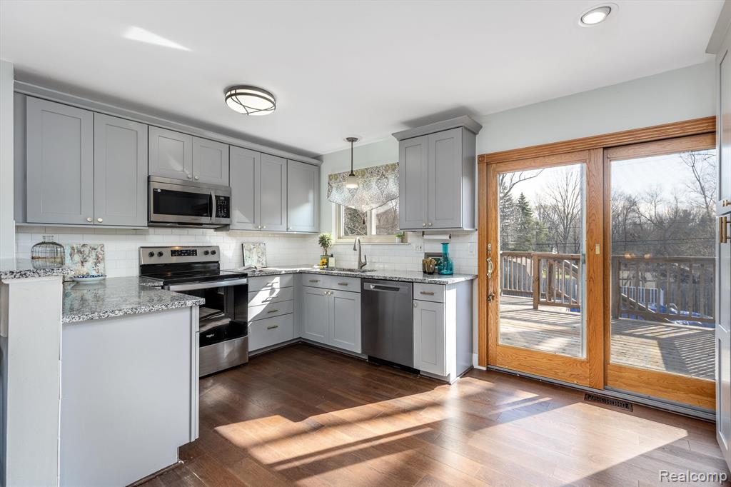 3645 Dearborn Avenue Rochester Hills, MI 48309 - Photo 7 of 29