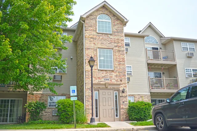 $160,000 | 1584 Crystal Rock Court, Unit 2B, Round Lake Beach, IL 60073