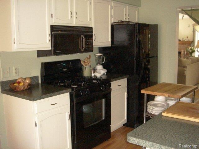 1692 Lodge Pole Lane, Unit 220 Rochester, MI 48309 - Photo 6 of 25 Kitchen With All Appliances