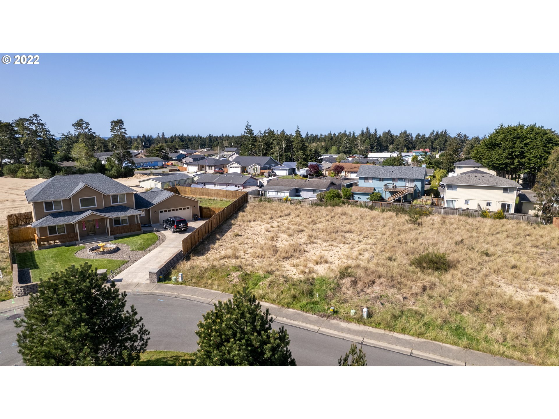 2040 Roosevelt Loop North Bend, OR 97459 - Photo 3 of 22 a view of a city