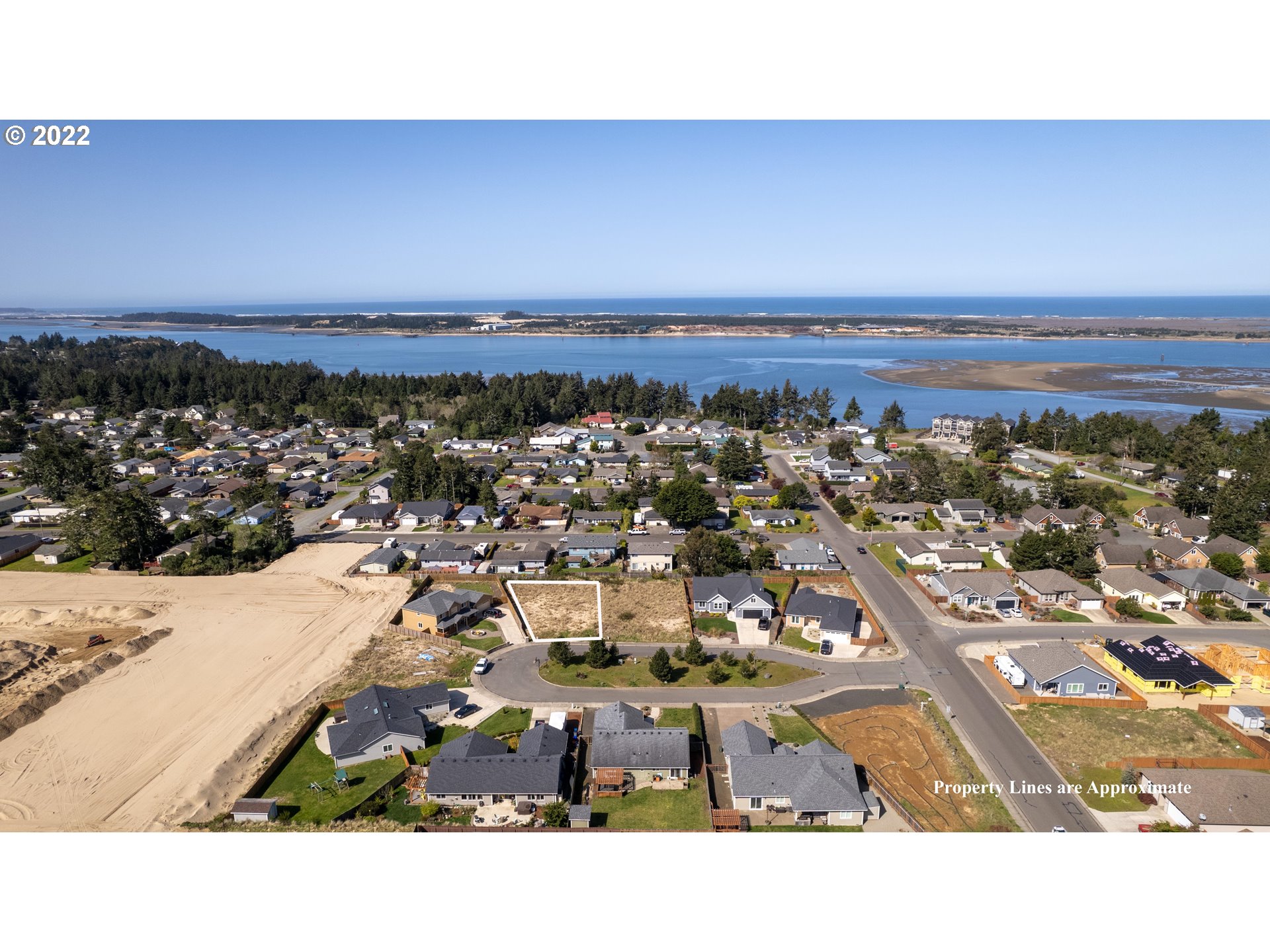 2040 Roosevelt Loop North Bend, OR 97459 - Photo 8 of 22 a view of a city