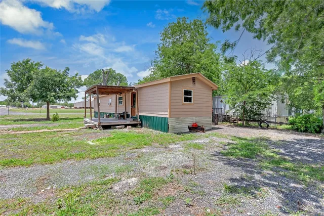 a view of backyard with garden and trees
