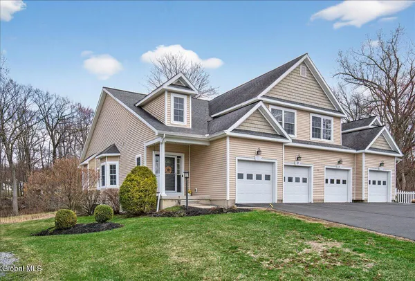 $499,900 | 29 Jordan Point Drive, North Greenbush, NY 12180