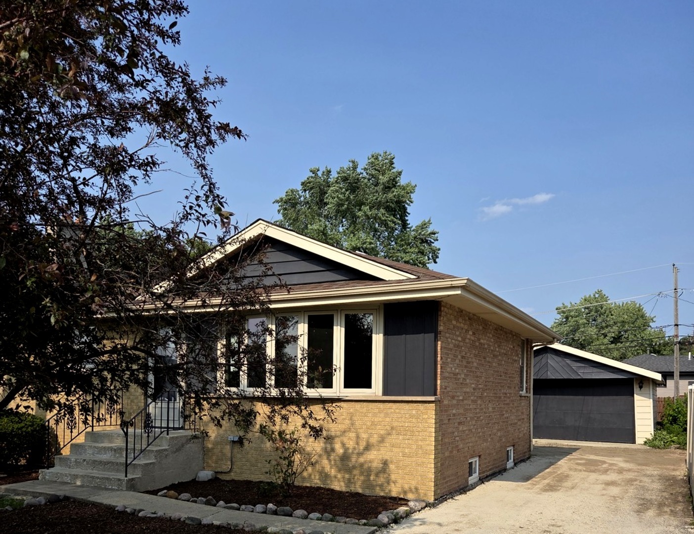 7447 Beloit Avenue Bridgeview, IL 60455 - Photo 3 of 32