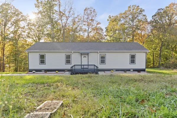a view of a yard with a house