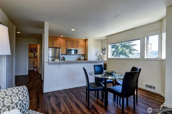 $2,995 | 2324 West Newton Street, Unit 302, Seattle, WA 98199