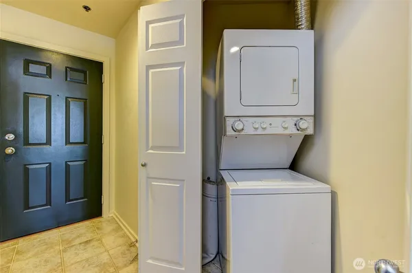 $2,995 | 2324 West Newton Street, Unit 302, Seattle, WA 98199