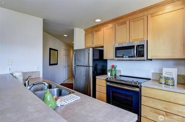 $2,995 | 2324 West Newton Street, Unit 302, Seattle, WA 98199