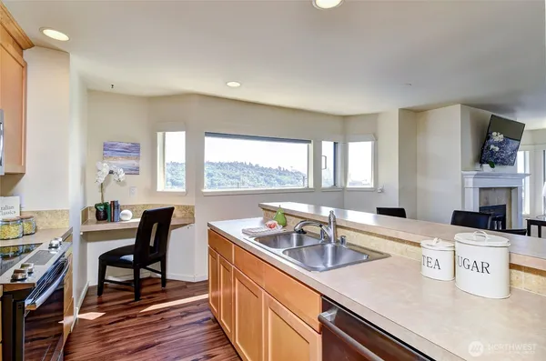 $2,995 | 2324 West Newton Street, Unit 302, Seattle, WA 98199