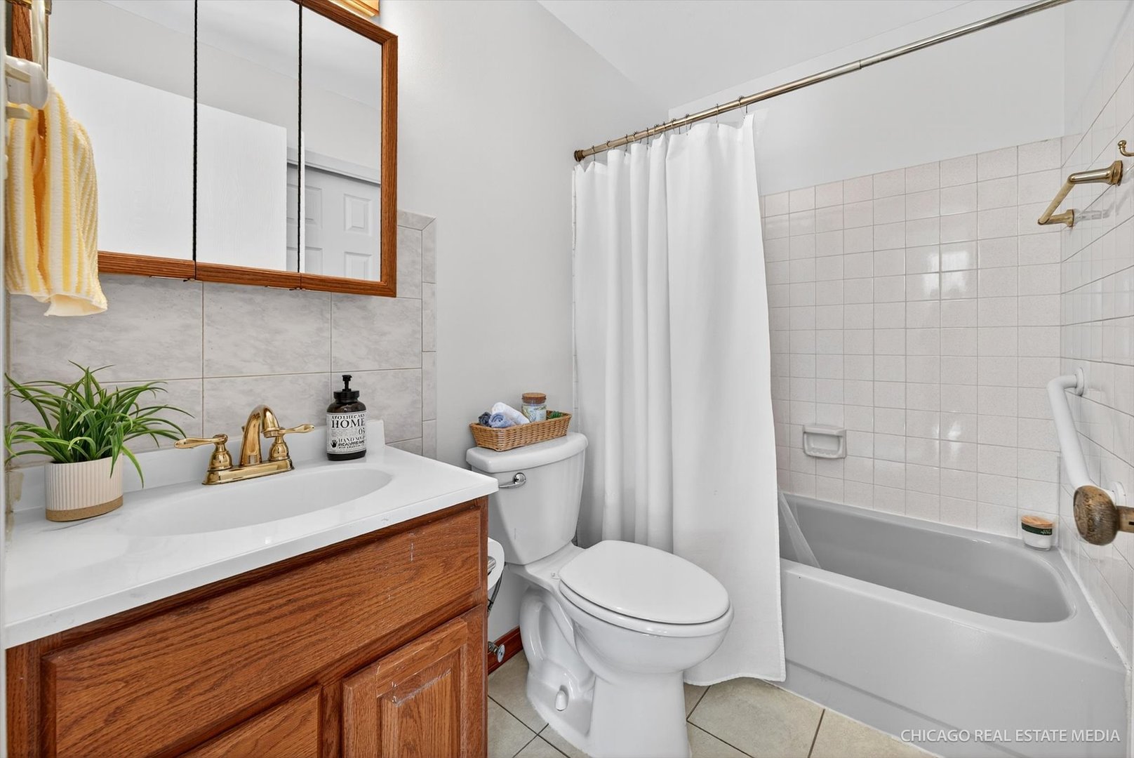 1069 Mohegan Lane Schaumburg, IL 60193 - Photo 16 of 31 a bathroom with a sink a toilet and tub