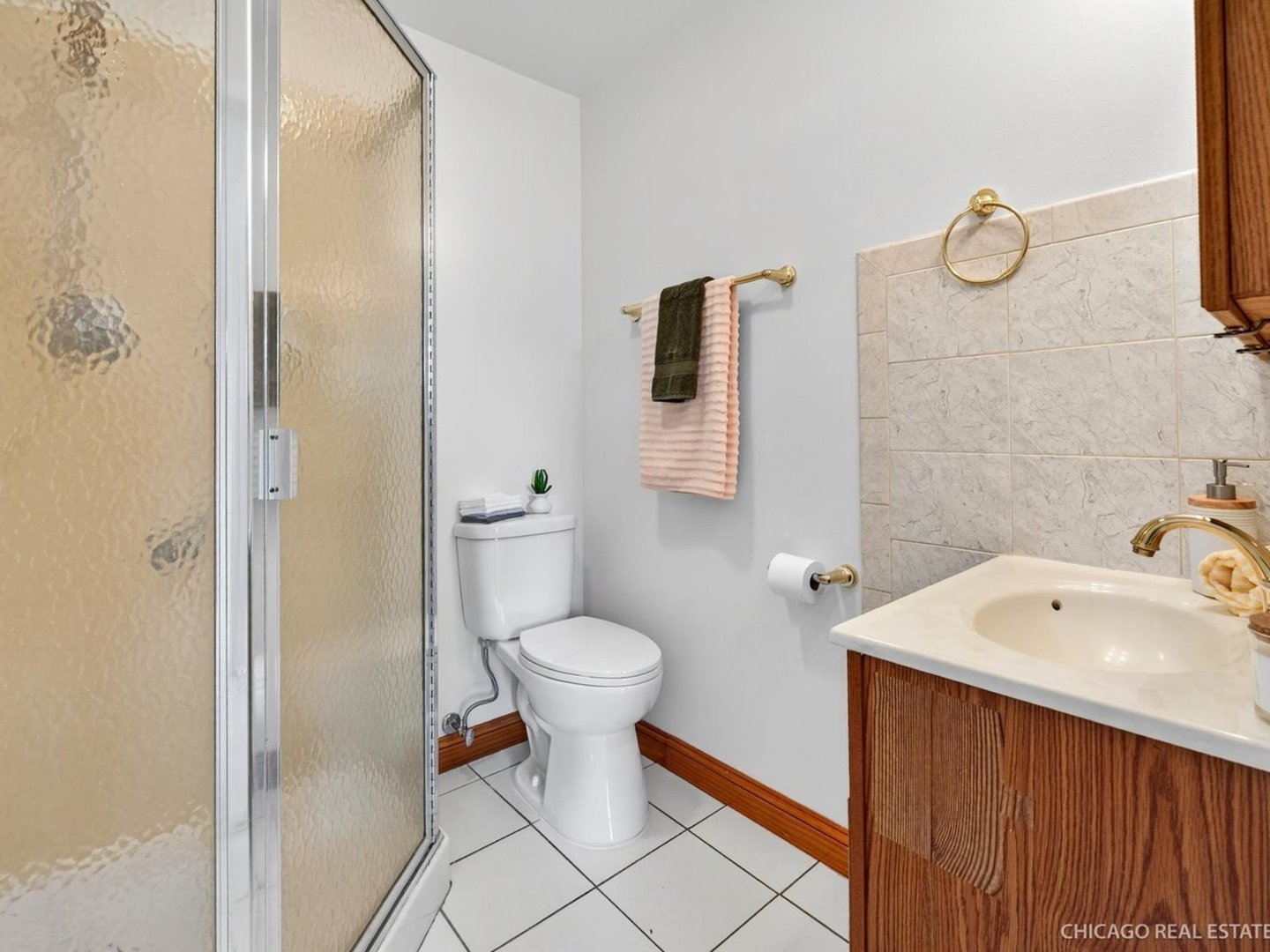 1069 Mohegan Lane Schaumburg, IL 60193 - Photo 20 of 31 a bathroom with a sink a toilet and shower