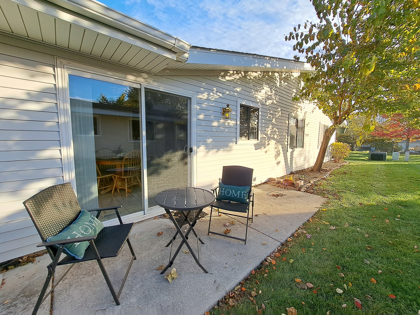 1069 Mohegan Lane Schaumburg, IL 60193 - Photo 24 of 31 a view of a patio with table and chairs and potted plants
