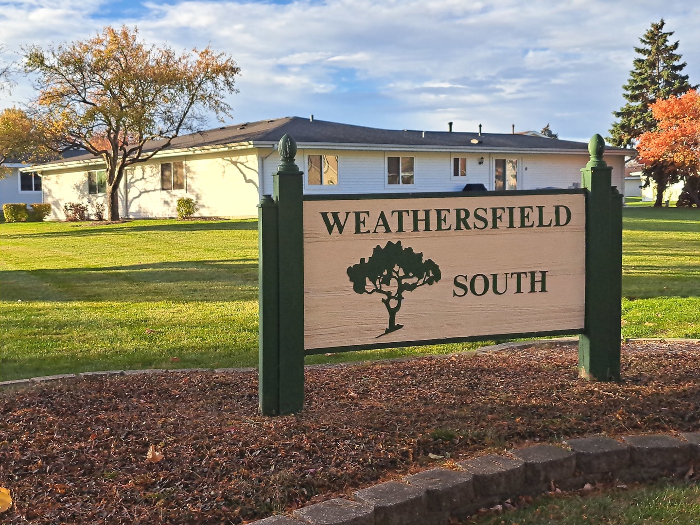 1069 Mohegan Lane Schaumburg, IL 60193 - Photo 31 of 31 a sign that is on the side of the road