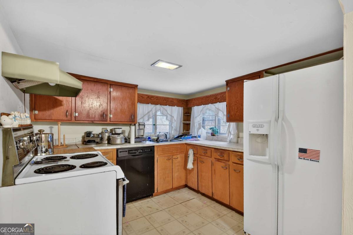 6 Old Aska Curve Blue Ridge, GA 30513 - Photo 17 of 26 a kitchen with a sink a stove and refrigerator