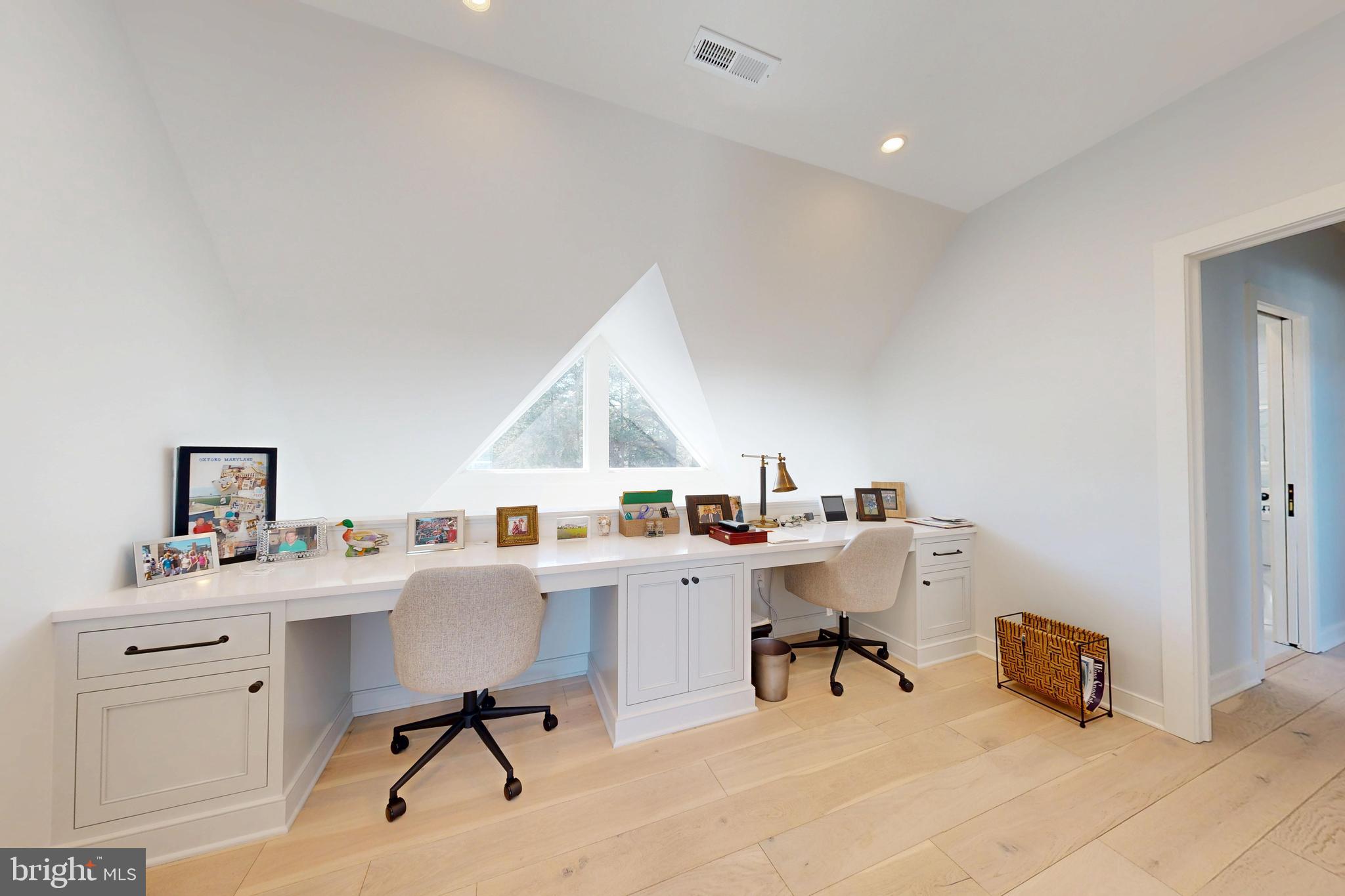 601 Cove Road St. Michaels, MD 21663 - Photo 35 of 39 a room with a desk and chair