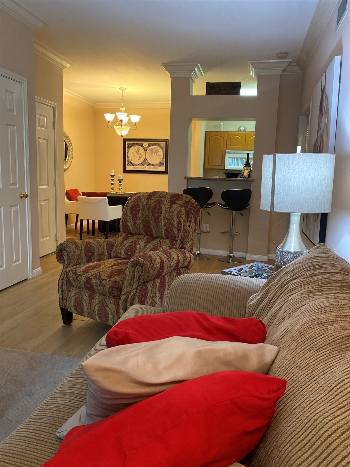 3231 Allen Parkway, Unit 2107 Houston, TX 77019 - Photo 17 of 48 a living room with furniture and a flat screen tv