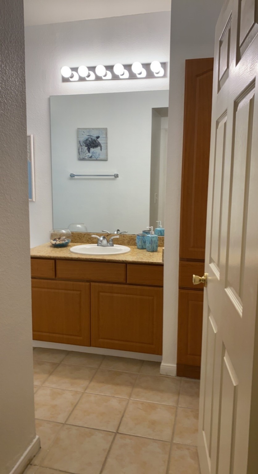 3231 Allen Parkway, Unit 2107 Houston, TX 77019 - Photo 21 of 48 a bathroom with a sink and a mirror
