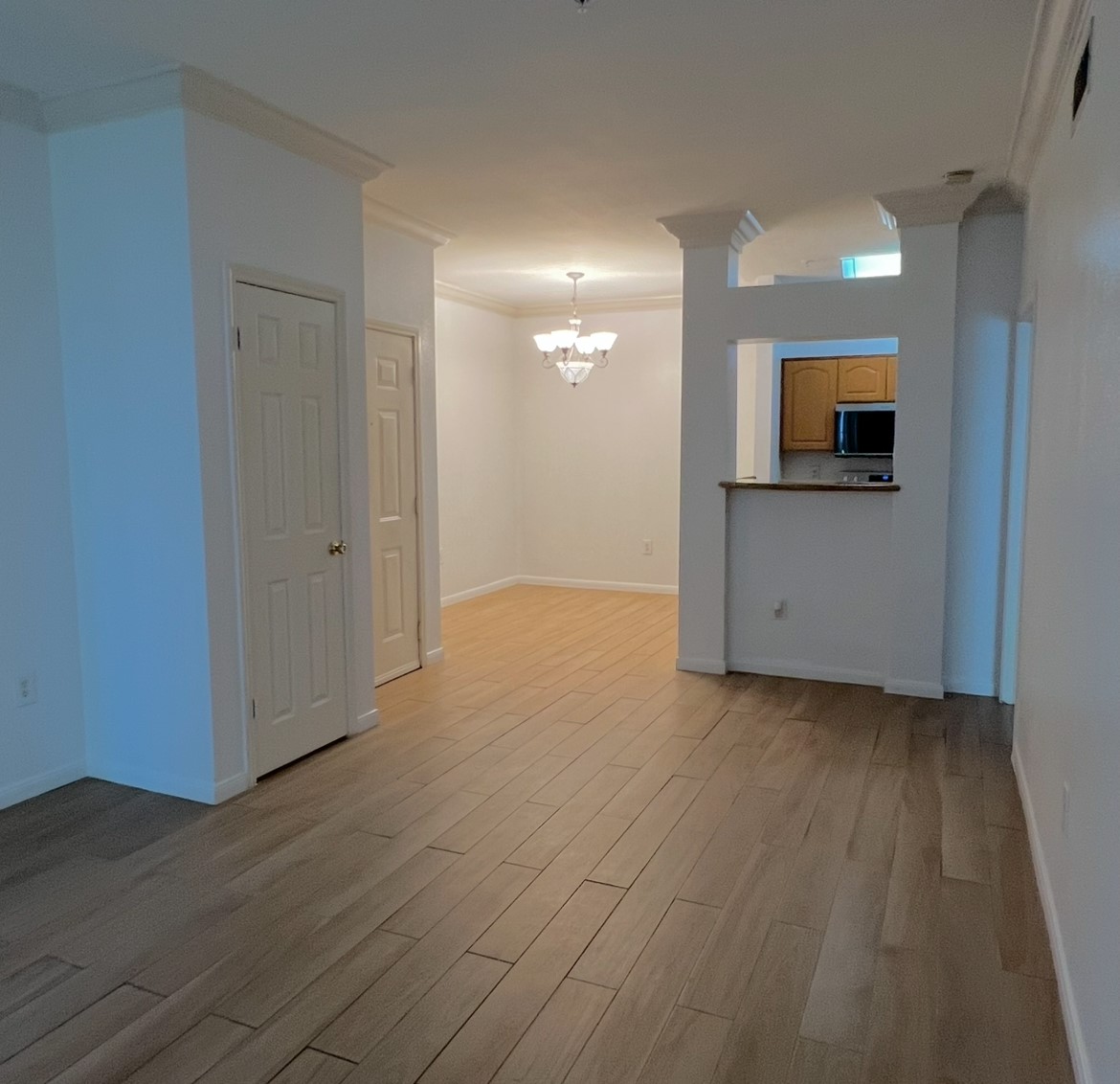 3231 Allen Parkway, Unit 2107 Houston, TX 77019 - Photo 48 of 48 an empty room with wooden floor and mirror