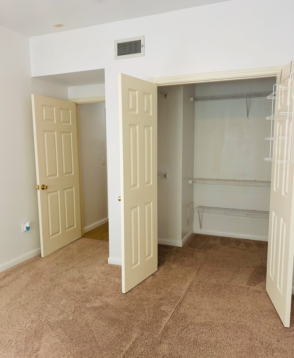 3231 Allen Parkway, Unit 2107 Houston, TX 77019 - Photo 44 of 48 an empty room with closet area
