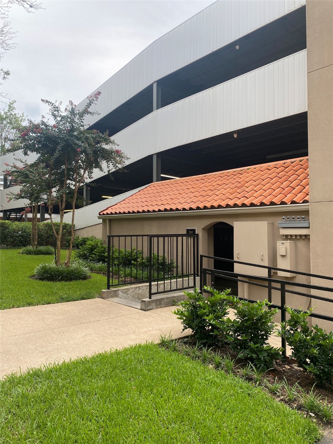3231 Allen Parkway, Unit 2107 Houston, TX 77019 - Photo 6 of 48 a front view of a house with a yard