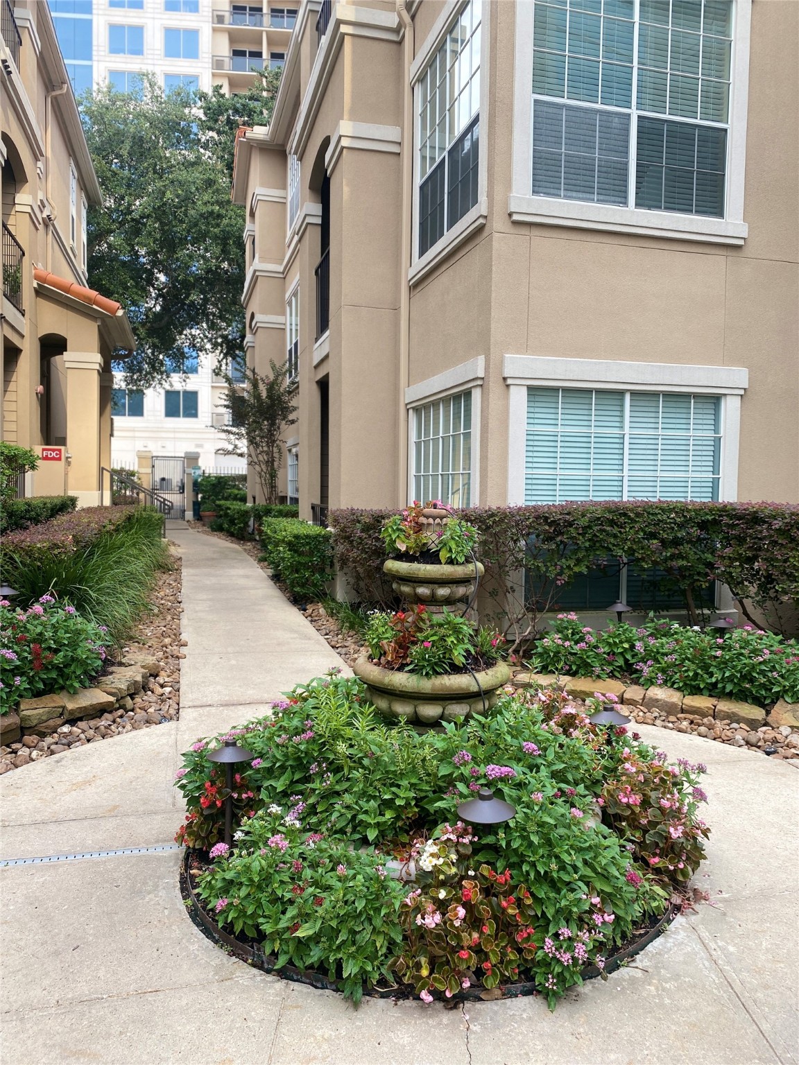 3231 Allen Parkway, Unit 2107 Houston, TX 77019 - Photo 7 of 48 a view of a back yard of the house