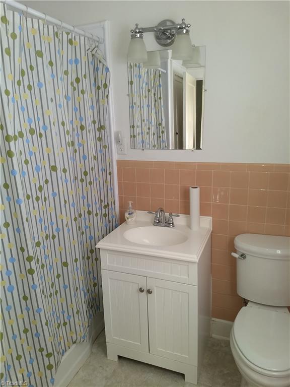206 Ridgewood Drive Lexington, NC 27292 - Photo 14 of 26 master bath