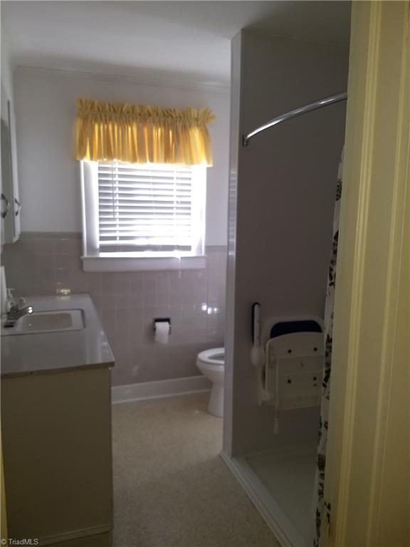 206 Ridgewood Drive Lexington, NC 27292 - Photo 17 of 26 hall bath with handicapped shower