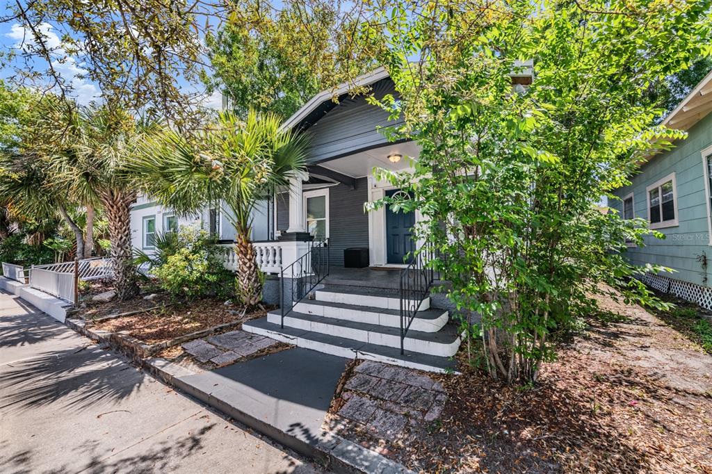 2334 West Spruce Street Tampa, FL 33607 - Photo 3 of 24 a front view of a house with a garden