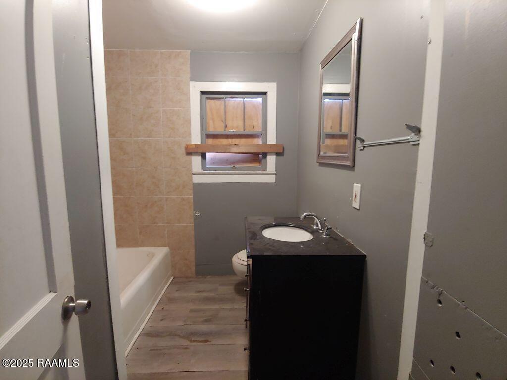 106 13th Street Lafayette, LA 70501 - Photo 14 of 18 14 Bathroom