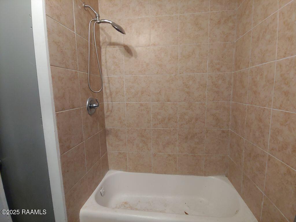 106 13th Street Lafayette, LA 70501 - Photo 15 of 18 15 Bathroom