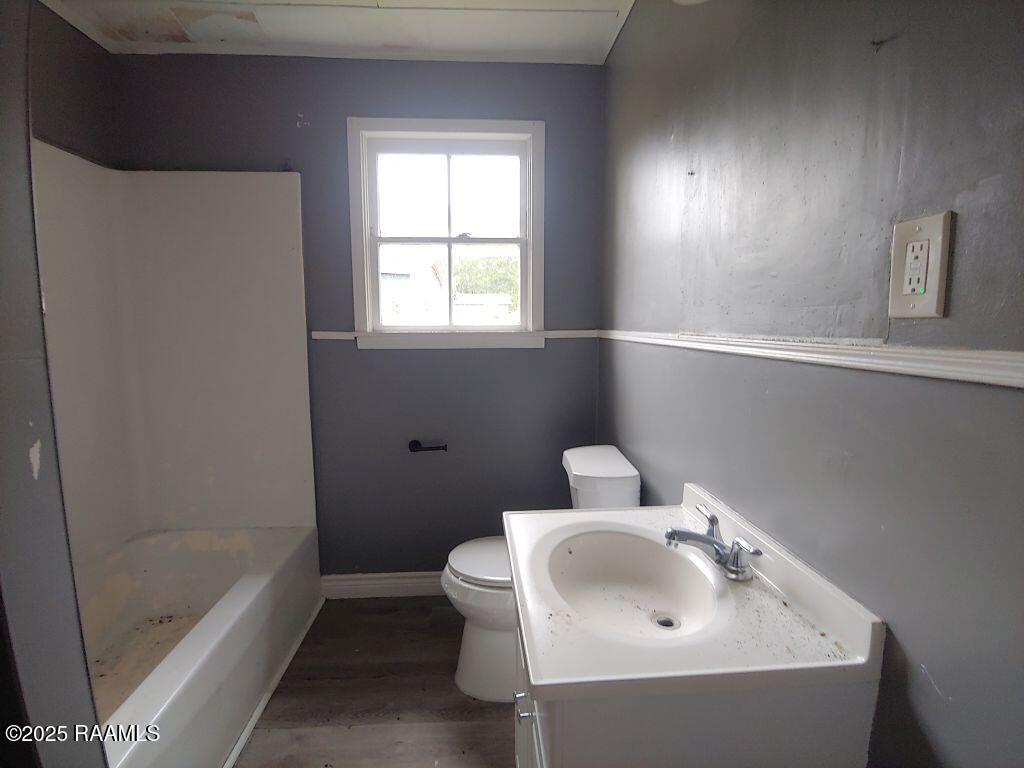 106 13th Street Lafayette, LA 70501 - Photo 8 of 18 8 Bathroom