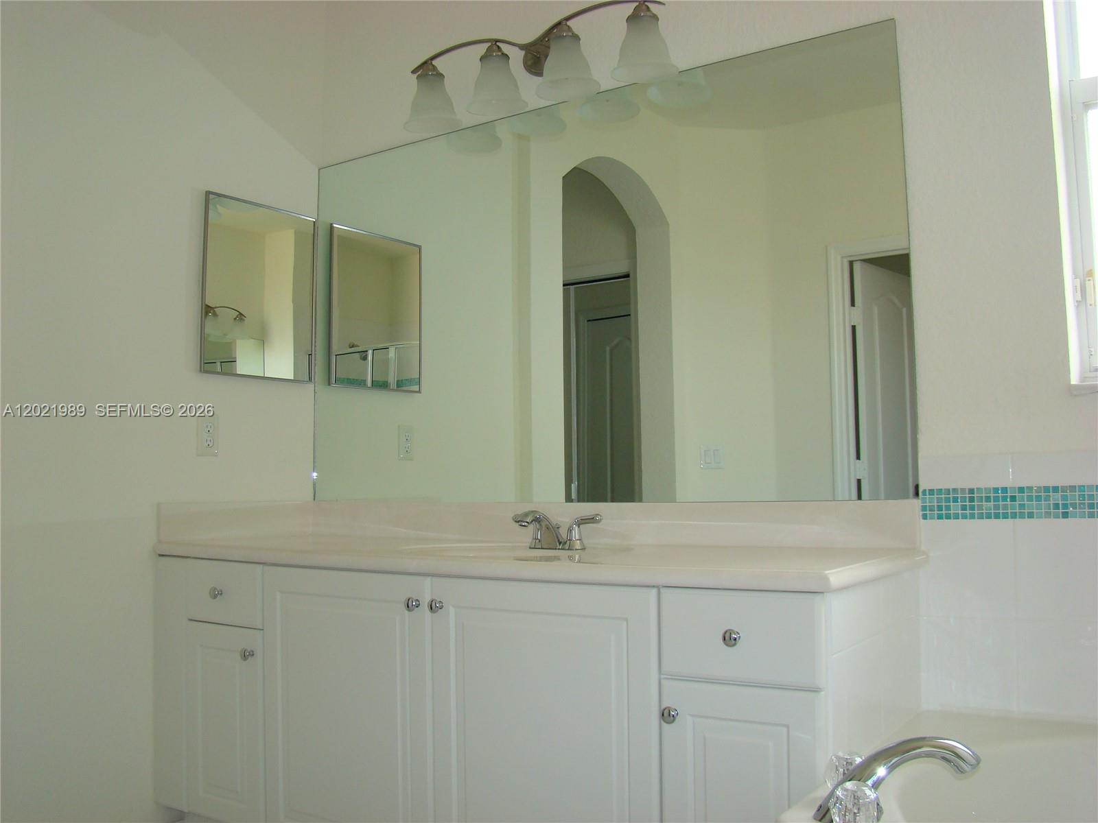 8651 Northwest 111th Court Doral, FL 33178 - Photo 6 of 10