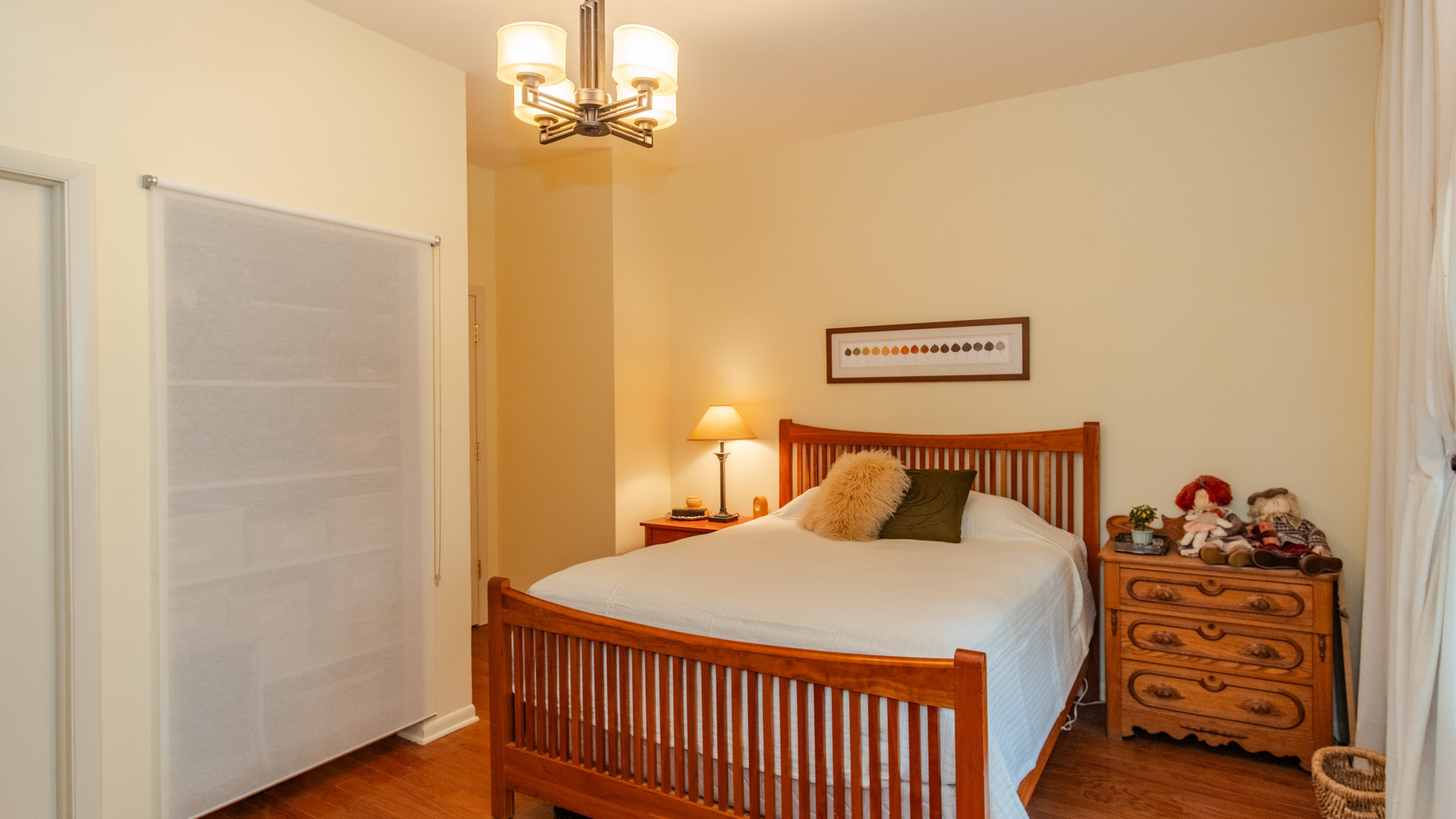 626 West Grace Street, Unit 1E Chicago, IL 60613 - Photo 14 of 29 a bedroom with a bed and a dresser
